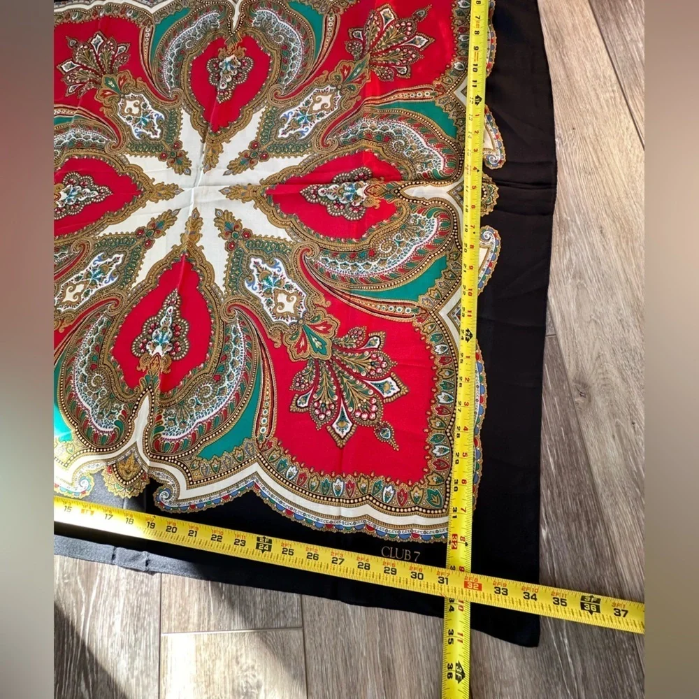 💝CLUB 7 E C H O 100% Silk 35X34 inches scarf excellent condition.